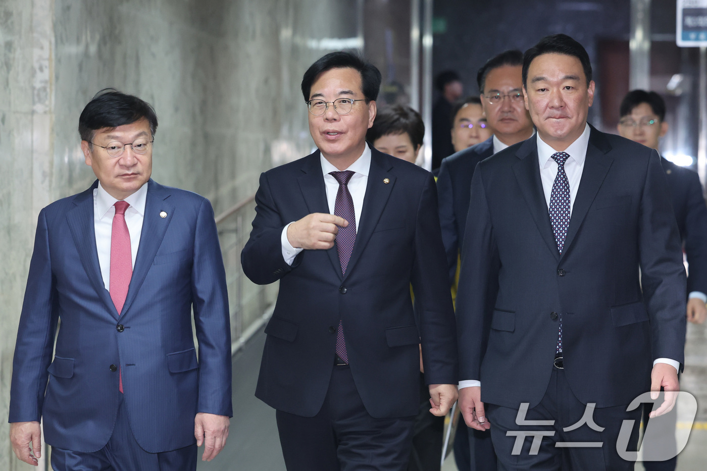 (서울=뉴스1) 신웅수 기자 = 송언석 국민의힘 원내대표가 3일 서울 여의도 국회에서 열린 원내대책회의에 참석하고 있다. 2026.4.3/뉴스1