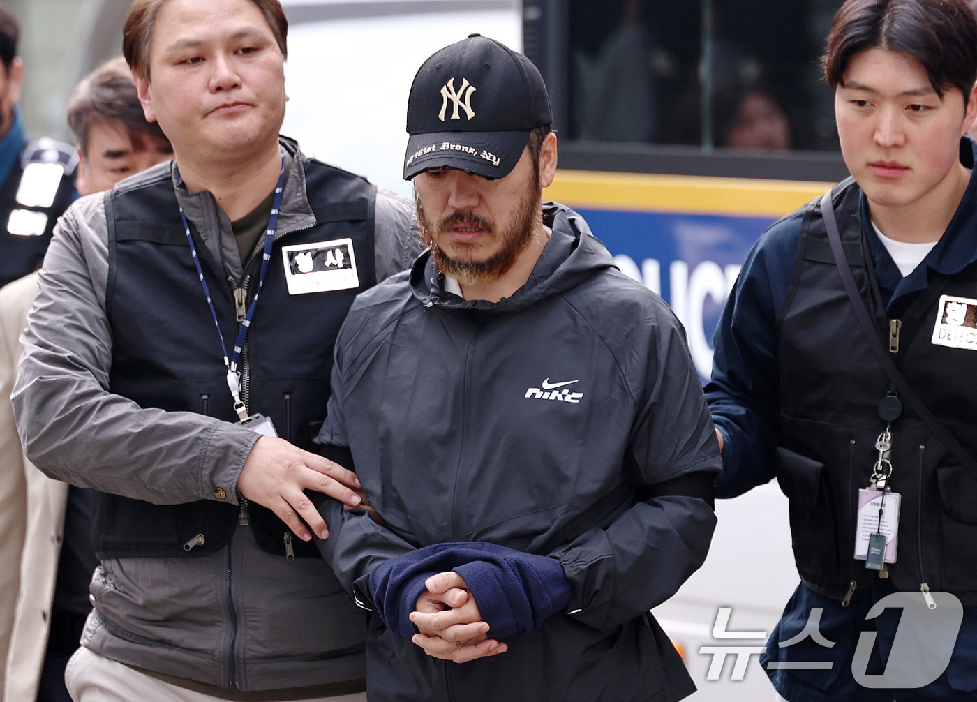 (의정부=뉴스1) 구윤성 기자 = 필리핀에서 국내로 압송된 '마약왕' 박왕열이 3일 오전 경기 의정부지방검찰청으로 송치되고 있다. 2026.4.3/뉴스1