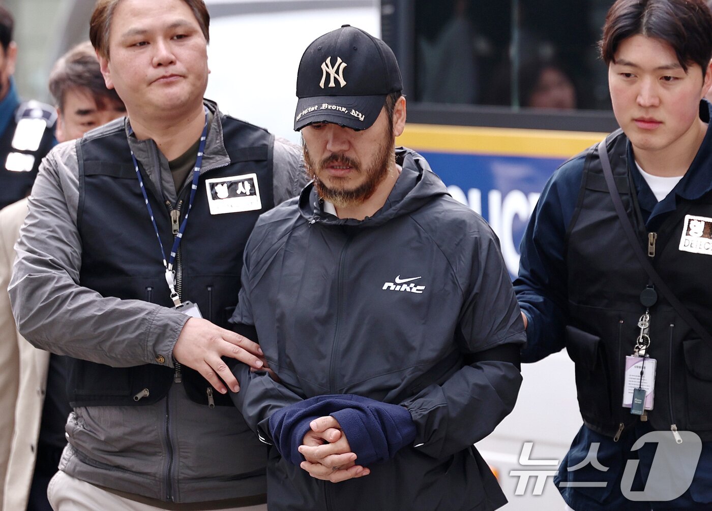 본문 이미지 - 필리핀에서 국내로 압송된 '마약왕' 박왕열이 3일 오전 경기 의정부지방검찰청으로 송치되고 있다. 2026.4.3 ⓒ 뉴스1 구윤성 기자