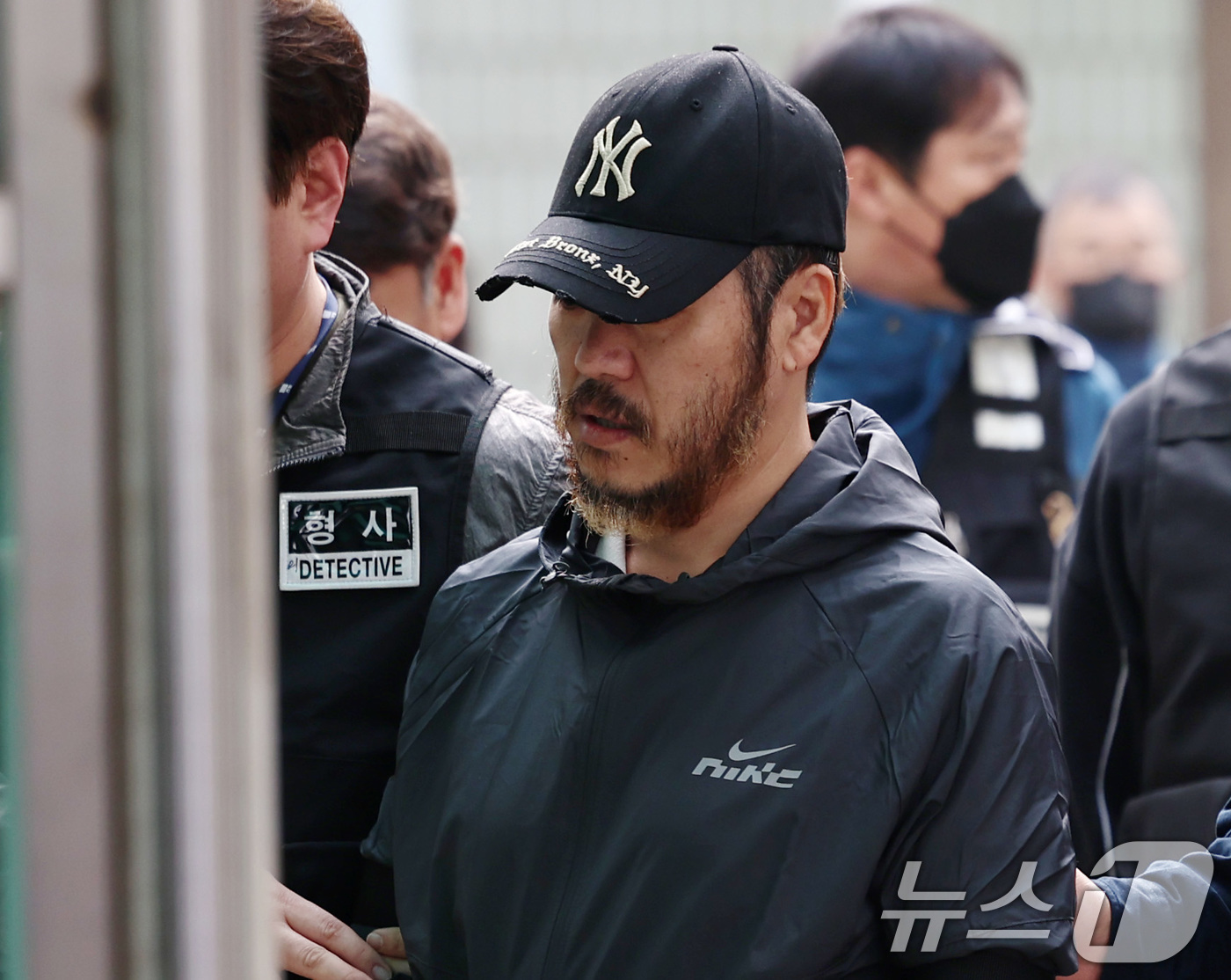 (의정부=뉴스1) 구윤성 기자 = 필리핀에서 국내로 압송된 '마약왕' 박왕열이 3일 오전 경기 의정부지방검찰청으로 송치되고 있다. 2026.4.3/뉴스1