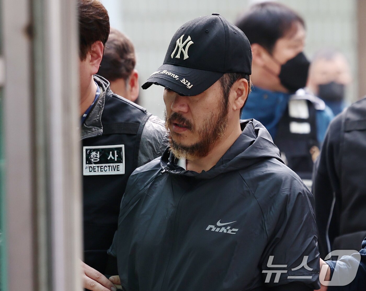 본문 이미지 - 필리핀에서 국내로 압송된 '마약왕' 박왕열이 3일 오전 경기 의정부지방검찰청으로 송치되고 있다. ⓒ 뉴스1 구윤성 기자