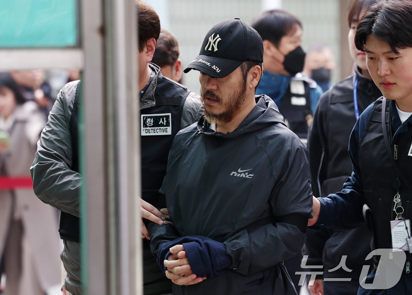 (의정부=뉴스1) 구윤성 기자 = 필리핀에서 국내로 압송된 '마약왕' 박왕열이 3일 오전 경기 의정부지방검찰청으로 송치되고 있다. 2026.4.3/뉴스1