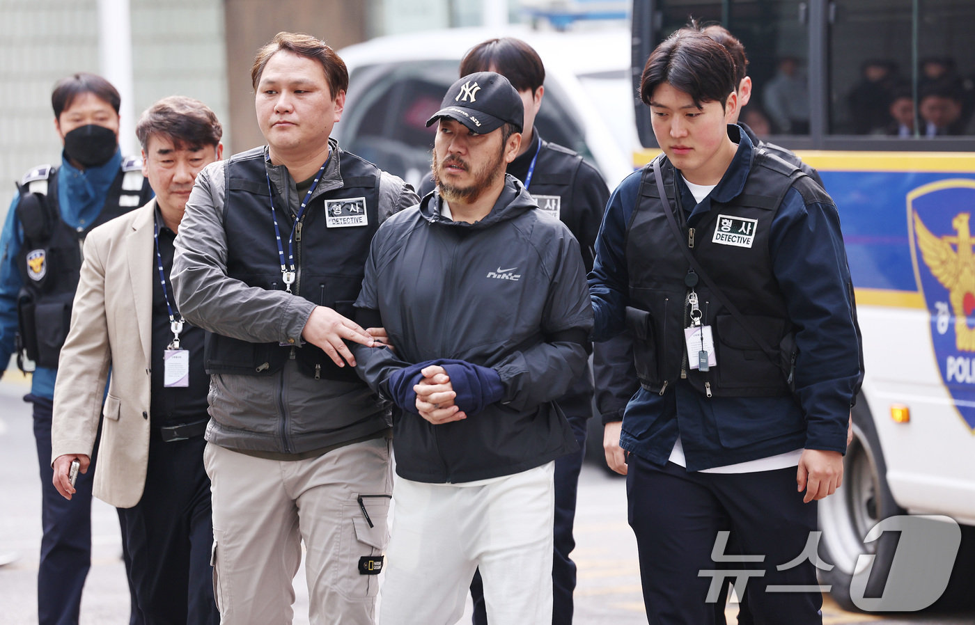 (의정부=뉴스1) 구윤성 기자 = 필리핀에서 국내로 압송된 '마약왕' 박왕열이 3일 오전 경기 의정부지방검찰청으로 송치되고 있다. 2026.4.3/뉴스1