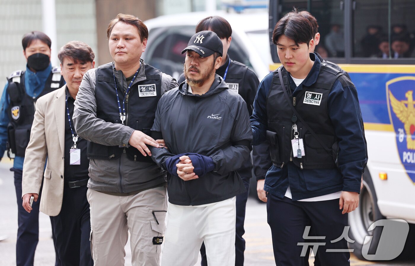 본문 이미지 - 필리핀에서 국내로 압송된 '마약왕' 박왕열이 3일 오전 경기 의정부지방검찰청으로 송치되고 있다. ⓒ 뉴스1 구윤성 기자