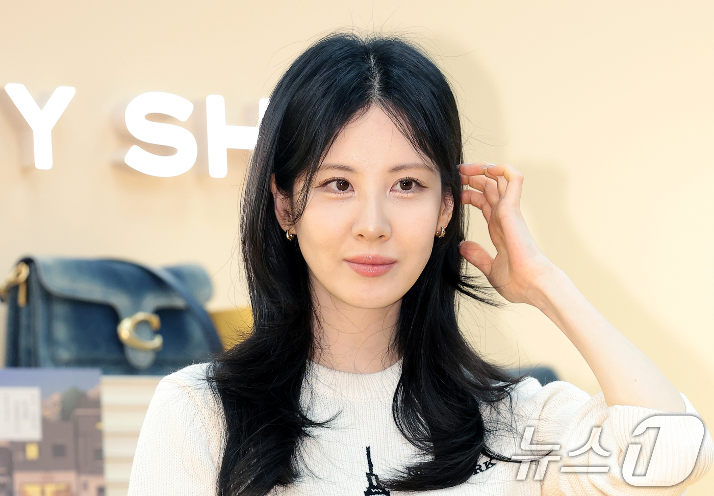 (서울=뉴스1) 권현진 기자 = 소녀시대 서현이 3일 서울 영등포구 더현대 서울에서 열린 패션 브랜드 코치 스프링 태비샵 오픈 행사에 참석해 포즈를 취하고 있다. 2026.4.3/ …