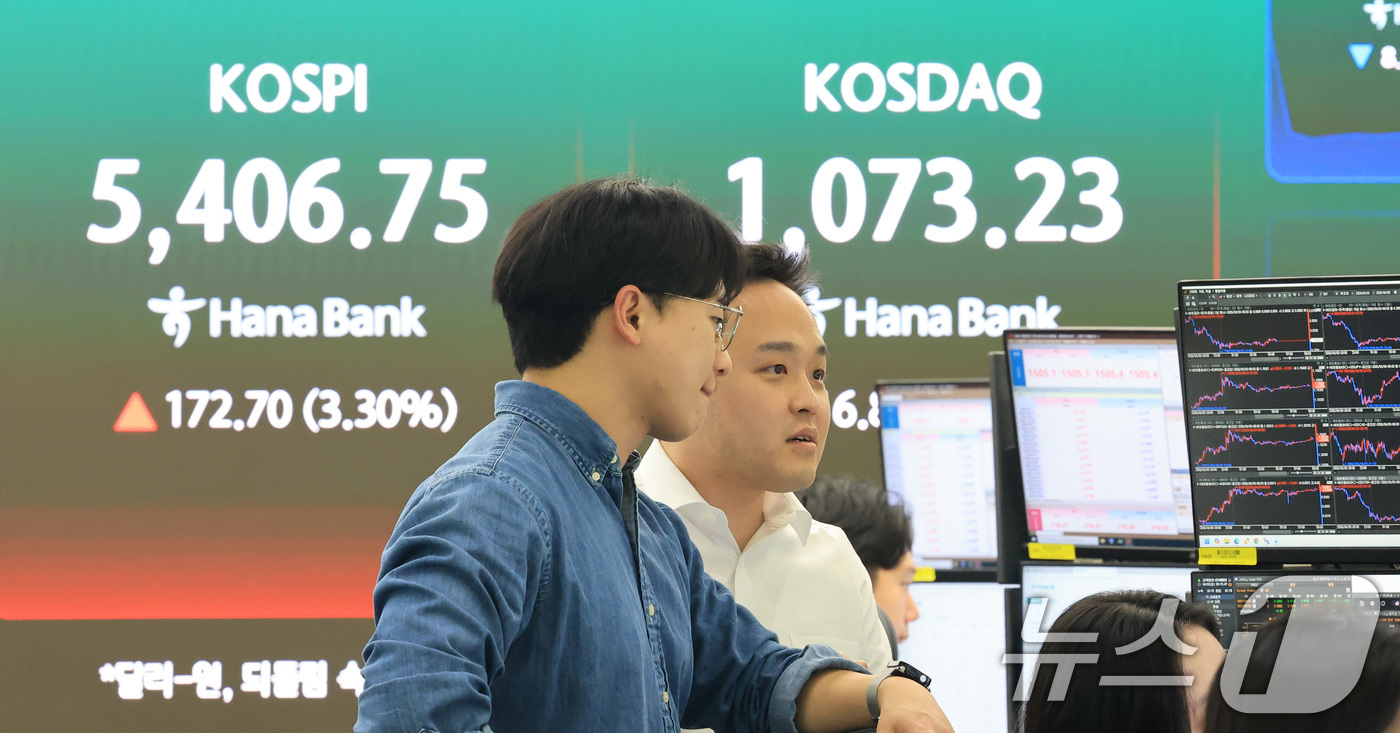 (서울=뉴스1) 임세영 기자 = 3일 오전 서울 중구 하나은행 딜링룸 전광판에 코스피와 코스닥 등 시황이 표시되고 있다.이날 코스피는 전 거래일보다 141.45포인트(2.70%) …
