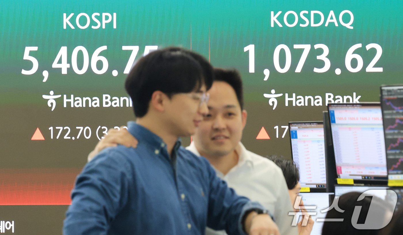 (서울=뉴스1) 임세영 기자 = 3일 오전 서울 중구 하나은행 딜링룸 전광판에 코스피와 코스닥 등 시황이 표시되고 있다.이날 코스피는 전 거래일보다 141.45포인트(2.70%) …
