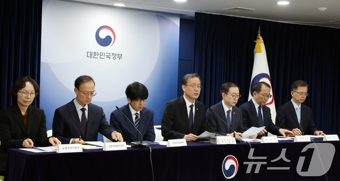 (서울=뉴스1) 김명섭 기자 = 이형일 재정경제부 1차관이 3일 서울 종로구 세종대로 정부서울청사 브리핑룸에서 비상경제 대응을 위한 공급망 병목해소 규제 개선방안 주요내용 관련 관 …