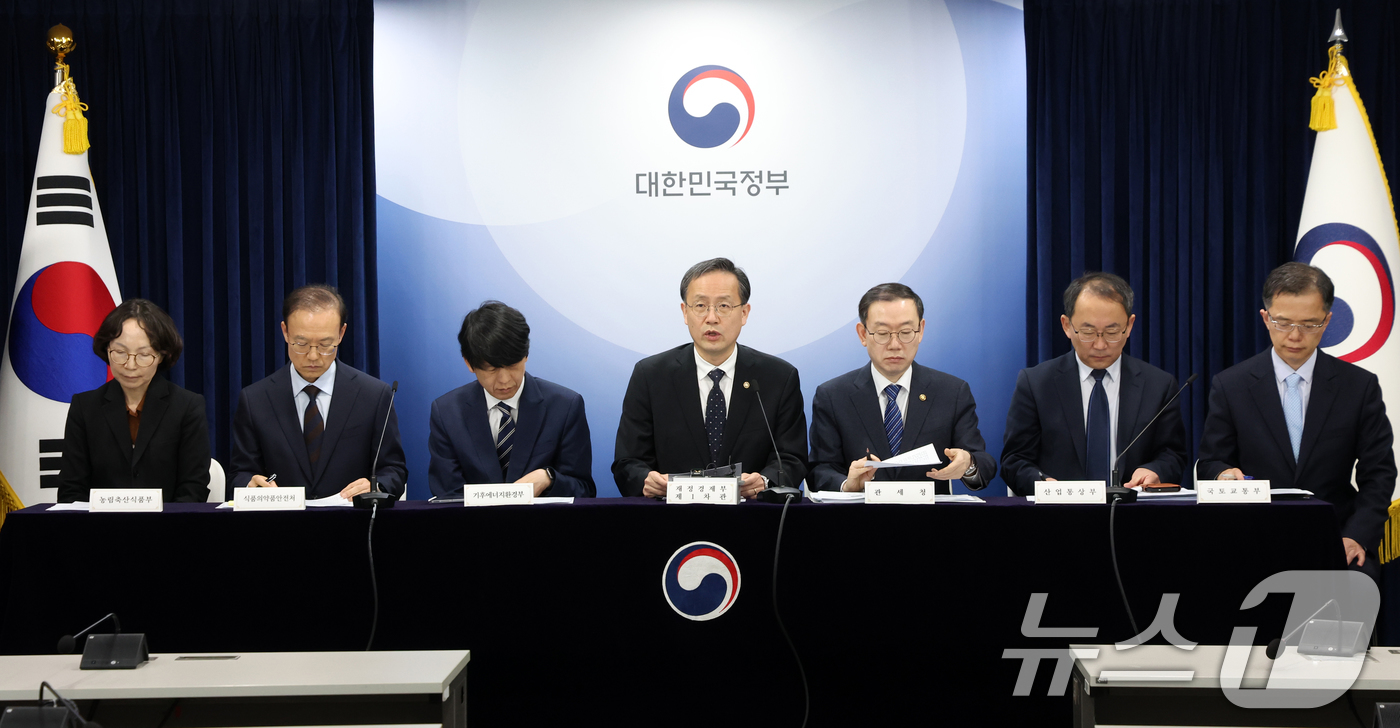 (서울=뉴스1) 김명섭 기자 = 이형일 재정경제부 1차관이 3일 서울 종로구 세종대로 정부서울청사 브리핑룸에서 비상경제 대응을 위한 공급망 병목해소 규제 개선방안 주요내용 관련 관 …