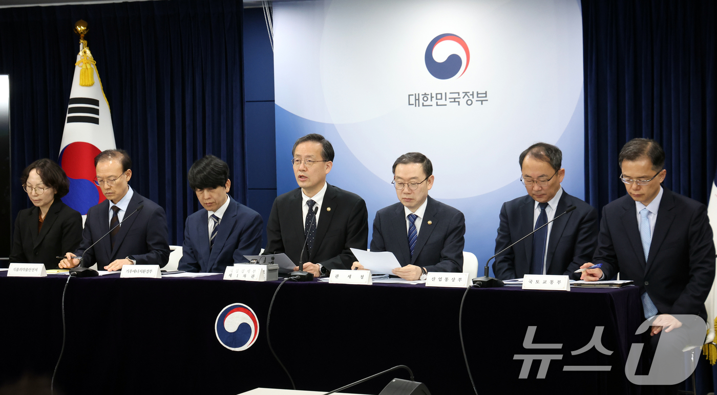 (서울=뉴스1) 김명섭 기자 = 이형일 재정경제부 1차관이 3일 서울 종로구 세종대로 정부서울청사 브리핑룸에서 비상경제 대응을 위한 공급망 병목해소 규제 개선방안 주요내용 관련 관 …