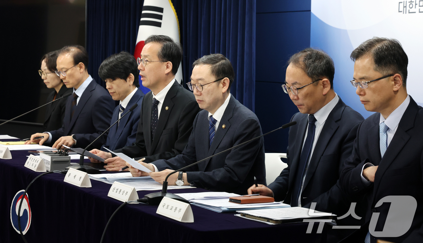 (서울=뉴스1) 김명섭 기자 = 이형일 재정경제부 1차관이 3일 서울 종로구 세종대로 정부서울청사 브리핑룸에서 비상경제 대응을 위한 공급망 병목해소 규제 개선방안 주요내용 관련 관 …