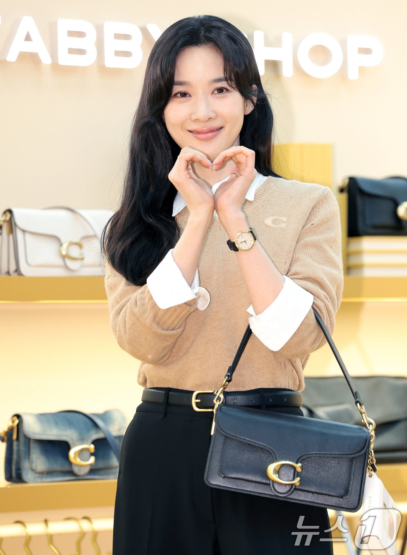 (서울=뉴스1) 권현진 기자 = 배우 이청아가 3일 서울 영등포구 더현대 서울에서 열린 패션 브랜드 코치 스프링 태비샵 오픈 행사에 참석해 포즈를 취하고 있다. 2026.4.3/뉴 …