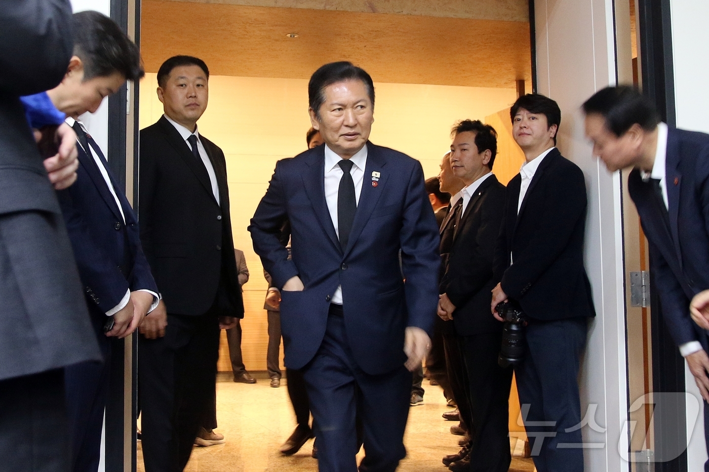 (제주=뉴스1) 홍수영 기자 = 3일 오전 제주시 한화리조트 제주에서 열린 더불어민주당 제주 현장 최고위원회 회의장에 정청래 대표가 입장하고 있다.2026.4.3/뉴스1