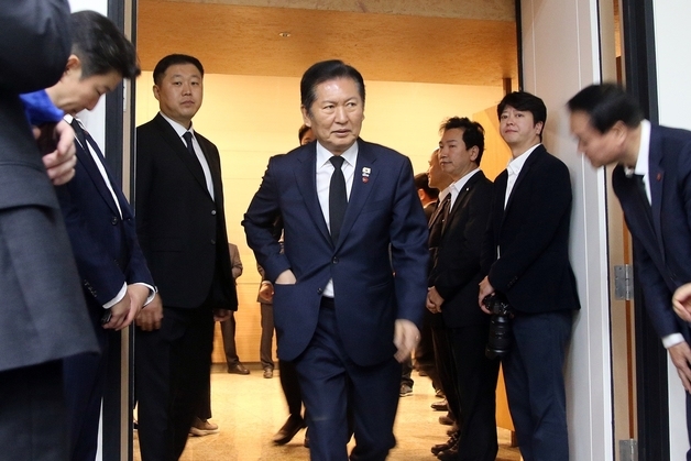 입장하는 정청래 대표