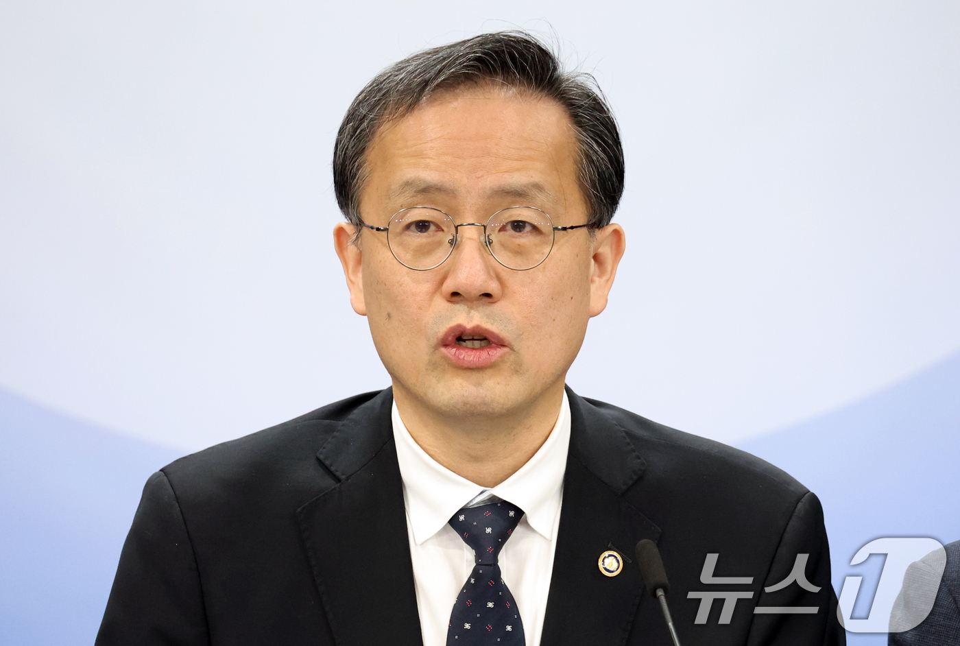 (서울=뉴스1) 김명섭 기자 = 이형일 재정경제부 1차관이 3일 서울 종로구 세종대로 정부서울청사 브리핑룸에서 비상경제 대응을 위한 공급망 병목해소 규제 개선방안 주요내용 관련 관 …