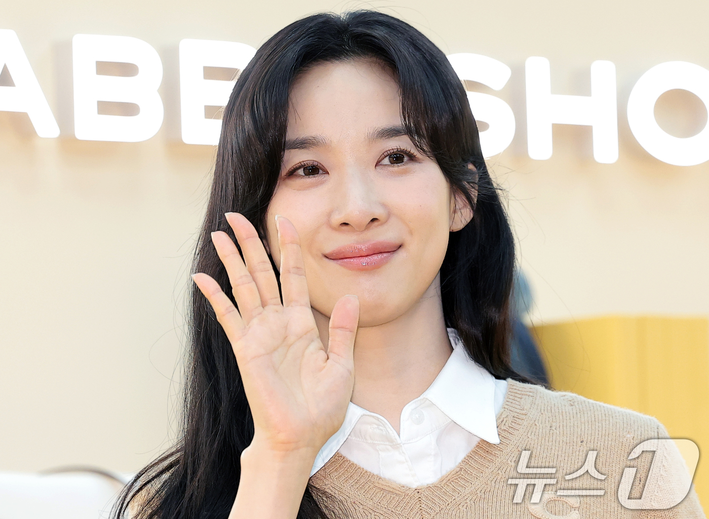 (서울=뉴스1) 권현진 기자 = 배우 이청아가 3일 서울 영등포구 더현대 서울에서 열린 패션 브랜드 코치 스프링 태비샵 오픈 행사에 참석해 포즈를 취하고 있다. 2026.4.3/뉴 …