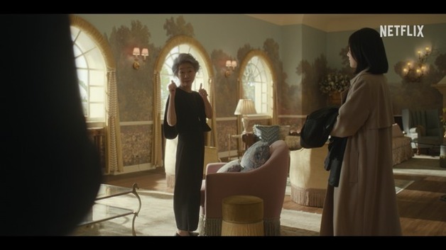 '성난 사람들2' 윤여정, 강렬한 등장…포스터·예고편 공개