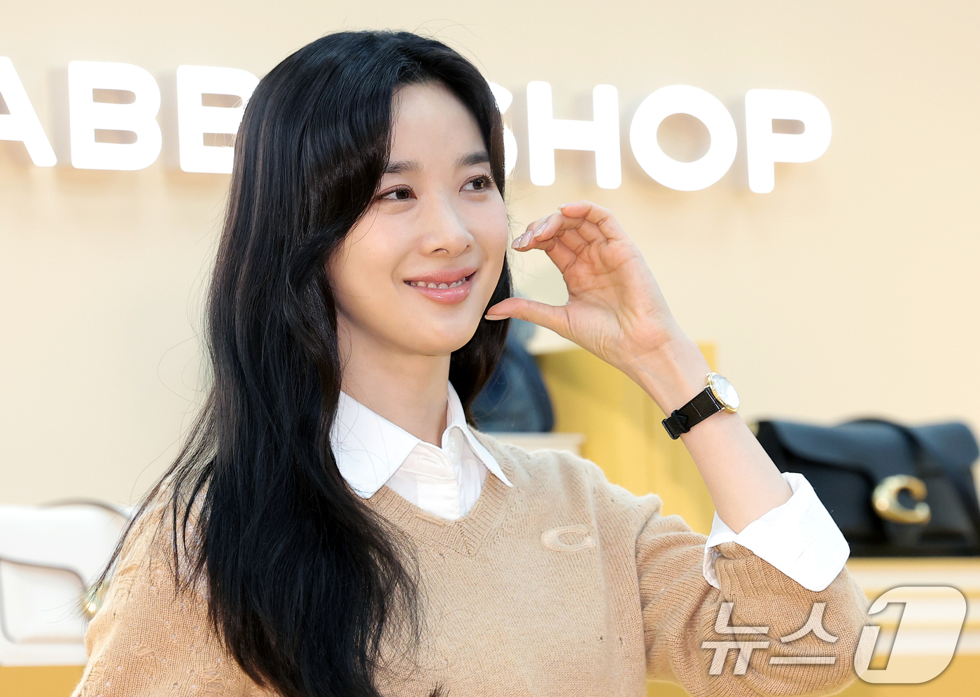 (서울=뉴스1) 권현진 기자 = 배우 이청아가 3일 서울 영등포구 더현대 서울에서 열린 패션 브랜드 코치 스프링 태비샵 오픈 행사에 참석해 포즈를 취하고 있다. 2026.4.3/뉴 …