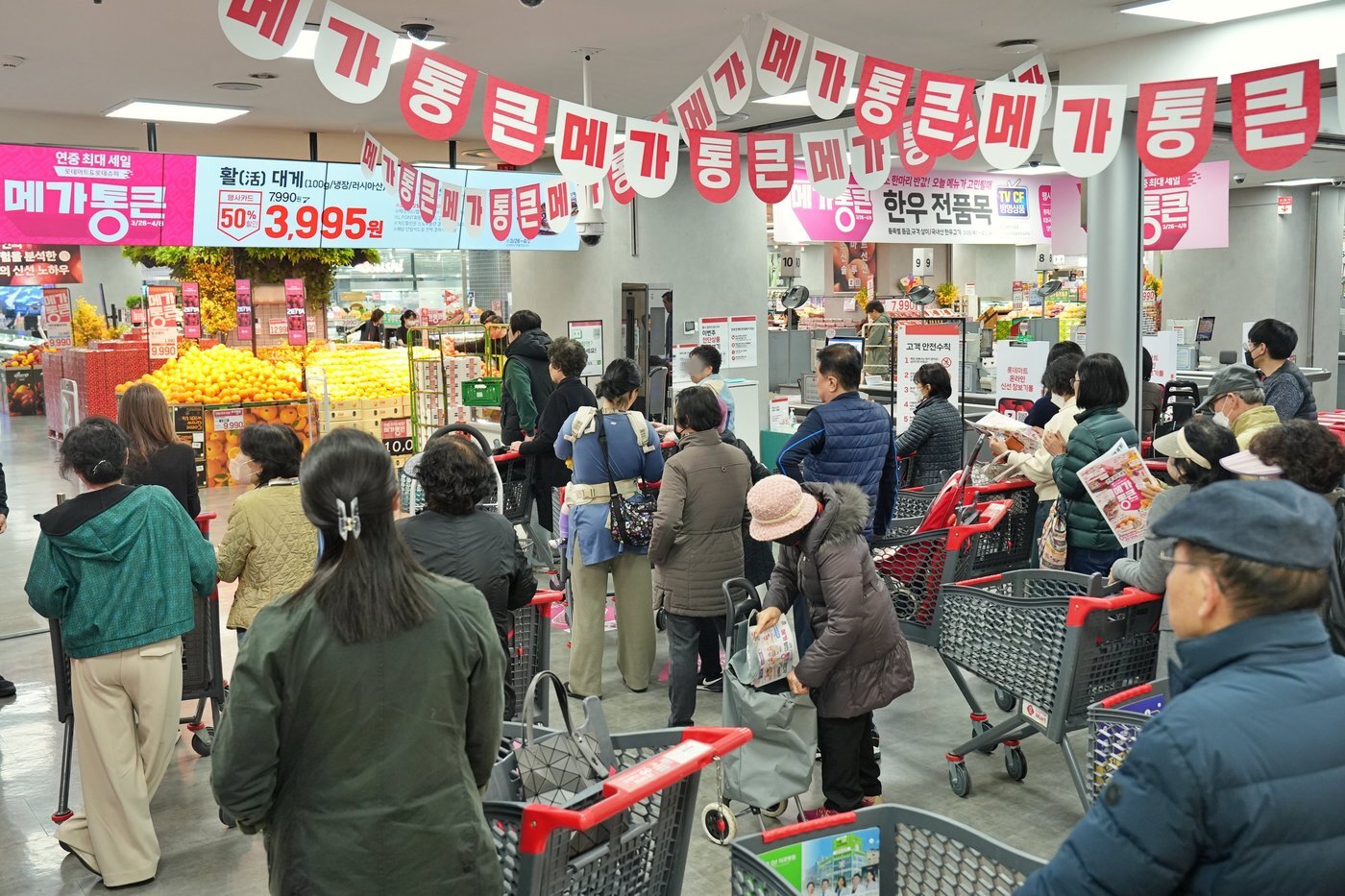 본문 이미지 -  롯데마트 제타플렉스 잠실점 메가통큰 행사 전경.(롯데마트 제공).