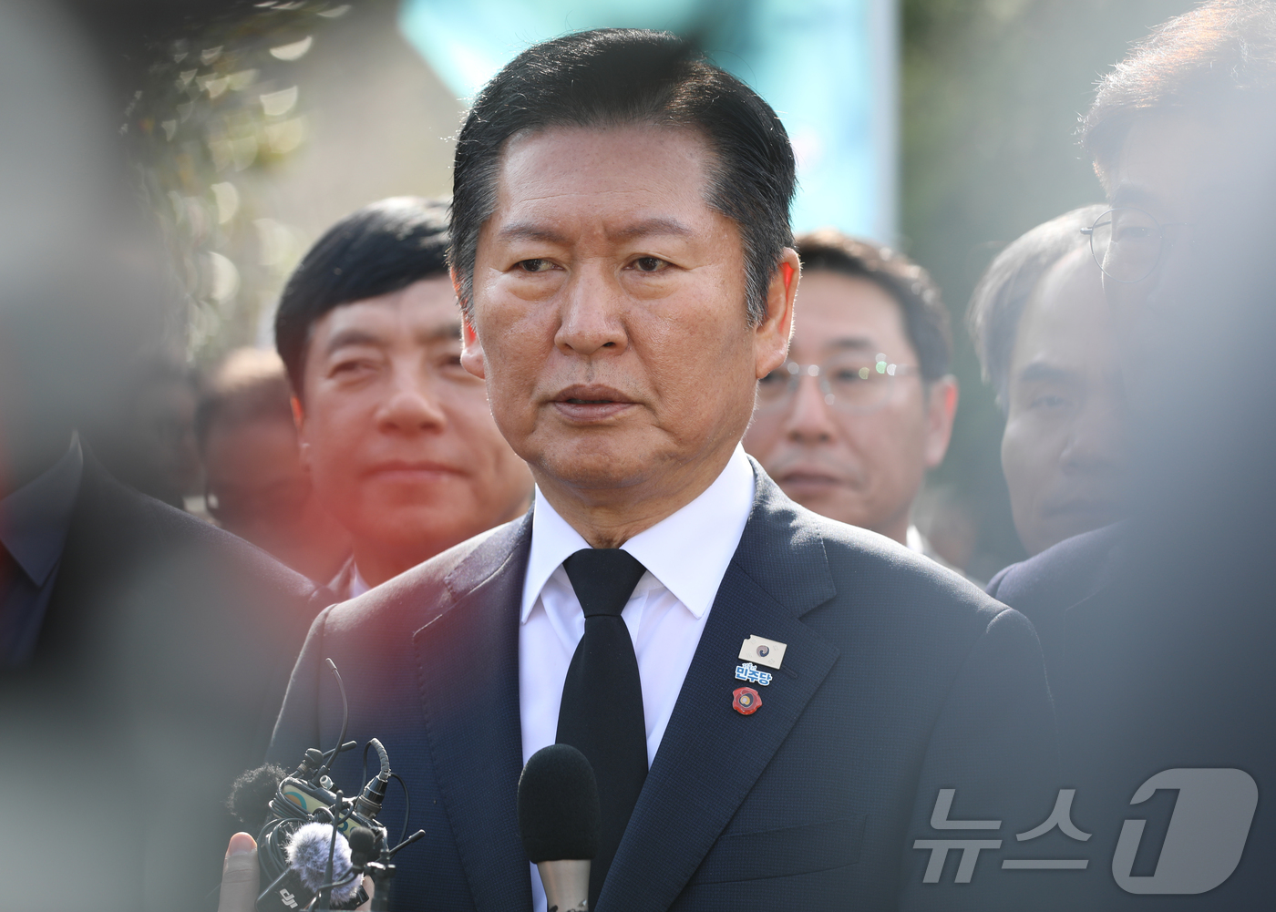 (제주=뉴스1) 오미란 기자 = 정청래 더불어민주당 대표가 3일 오전 제주4·3평화공원에서 열린 제78주년 4·3 희생자 추념식 입장 전 취재진의 질문에 답변하고 있다. 2026. …