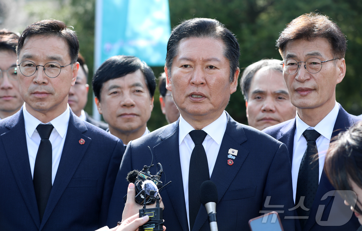 (제주=뉴스1) 오미란 기자 = 정청래 더불어민주당 대표가 3일 오전 제주4·3평화공원에서 열린 제78주년 4·3 희생자 추념식 입장 전 취재진의 질문에 답변하고 있다. 2026. …