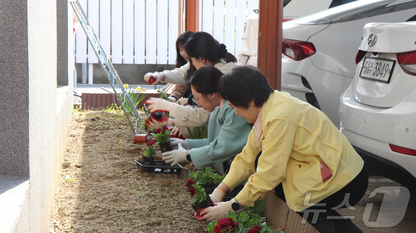 (금산=뉴스1) 이동원 기자 = 충청남도금산교육지원청(교육장 권영선)은 제81회 식목일을 앞둔 3일, 전 직원이 참여한 가운데 ‘청렴화분 만들기 행사’를 개최하고 탄소중립 실천과 …