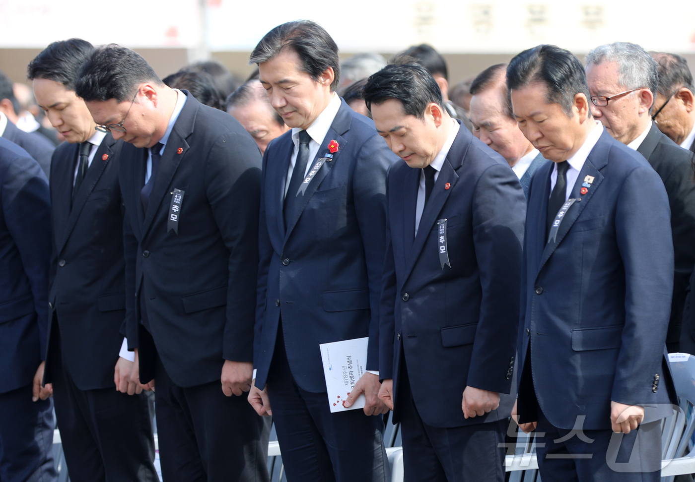 (제주=뉴스1) 오미란 기자 = 정청래 더불어민주당 대표(오른쪽부터), 장동혁 국민의힘 대표, 조국 조국혁신당 대표, 천하람 개혁신당 대표가 3일 오전 제주4·3평화공원에서 열린 …