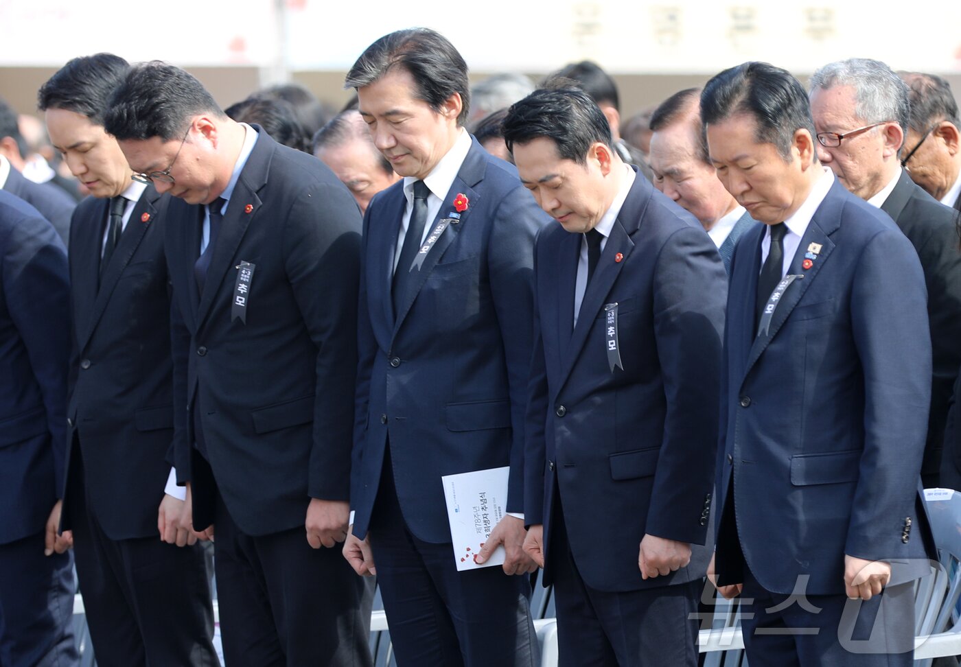본문 이미지 - 정청래 더불어민주당 대표(오른쪽부터), 장동혁 국민의힘 대표, 조국 조국혁신당 대표, 천하람 개혁신당 대표가 3일 오전 제주4·3평화공원에서 열린 제78주년 4·3 희생자 추념식 참석해 묵념하고 있다. 2026.4.3 ⓒ 뉴스1 오미란 기자