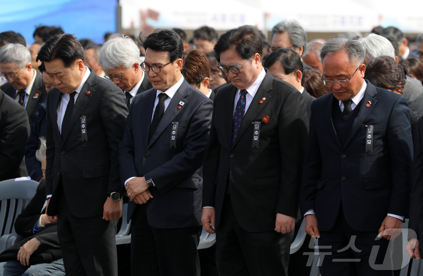 (제주=뉴스1) 오미란 기자 = 오영훈 제주특별자치도지사(오른쪽부터), 김민석 국무총리, 우원식 국회의장, 김창범 제주4·3희생자유족회장이 3일 오전 제주4·3평화공원에서 열린 제 …