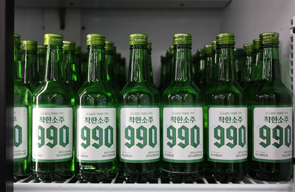 본문 이미지 - '착한소주 990' 제품 이미지.(선양소주 제공)