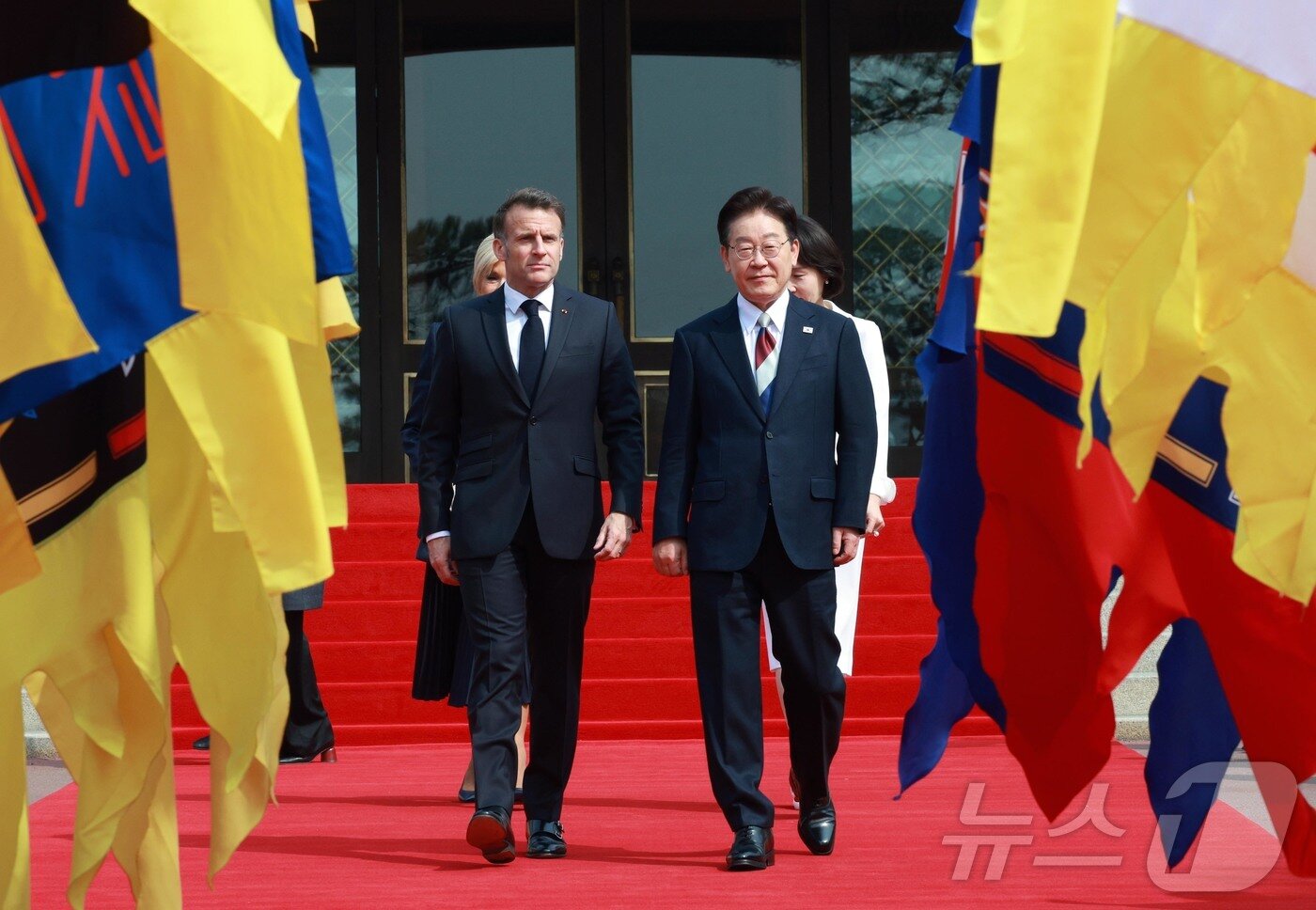 본문 이미지 - 이재명 대통령이 3일 청와대에서 국빈 방한한 에마뉘엘 마크롱 프랑스 대통령을 영접하고 있다. 2026.4.3 ⓒ 뉴스1 허경 기자