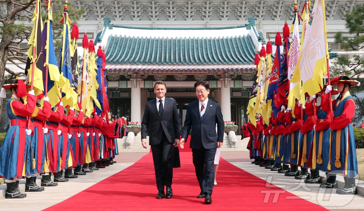 (서울=뉴스1) 허경 기자 = 이재명 대통령이 3일 청와대에서 국빈 방한한 에마뉘엘 마크롱 프랑스 대통령을 영접하고 있다. 2026.4.3/뉴스1