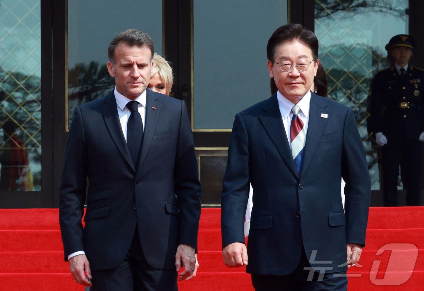 (서울=뉴스1) 허경 기자 = 이재명 대통령이 3일 청와대에서 국빈 방한한 에마뉘엘 마크롱 프랑스 대통령을 영접하고 있다. 2026.4.3/뉴스1