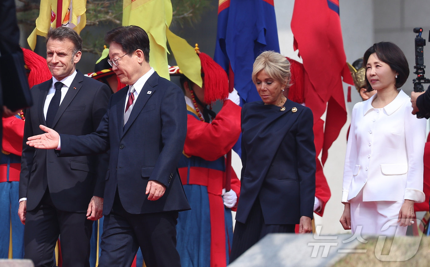(서울=뉴스1) 허경 기자 = 이재명 대통령이 3일 청와대에서 국빈 방한한 에마뉘엘 마크롱 프랑스 대통령을 영접하고 있다. 2026.4.3/뉴스1