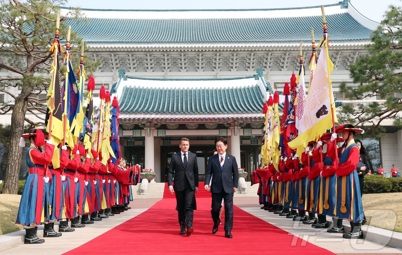 (서울=뉴스1) 허경 기자 = 이재명 대통령이 3일 청와대에서 국빈 방한한 에마뉘엘 마크롱 프랑스 대통령을 영접하고 있다. 2026.4.3/뉴스1