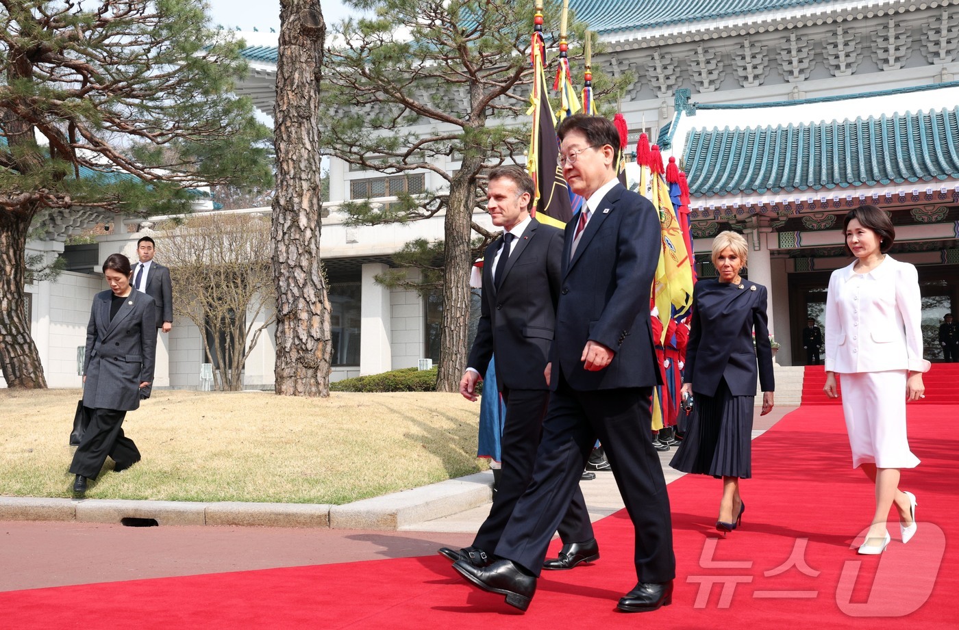(서울=뉴스1) 허경 기자 = 이재명 대통령이 3일 청와대에서 국빈 방한한 에마뉘엘 마크롱 프랑스 대통령을 영접하고 있다. 2026.4.3/뉴스1