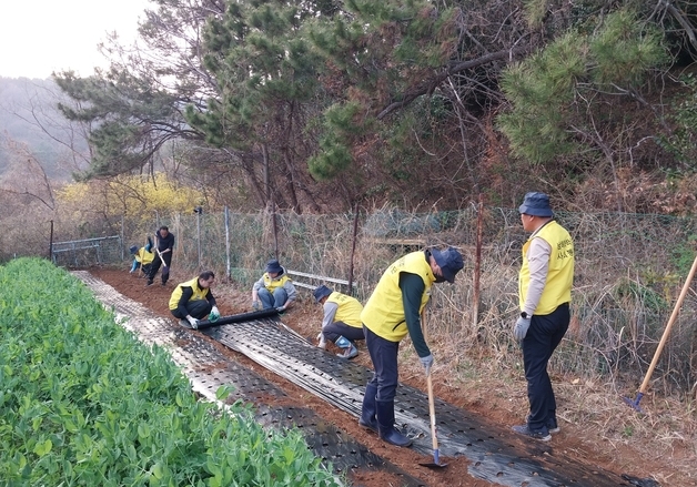 남해화학, 어르신 공동생활가정 '예리고의 집' 텃밭 조성
