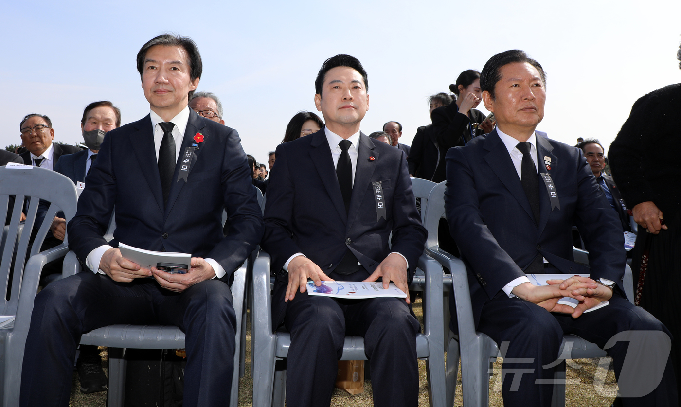 (제주=뉴스1) 오미란 기자 = 조국 조국혁신당 대표(왼쪽부터), 장동혁 국민의힘 대표, 정청래 더불어민주당 대표가 3일 오전 제주4·3평화공원에서 열린 제78주년 4·3 희생자 …