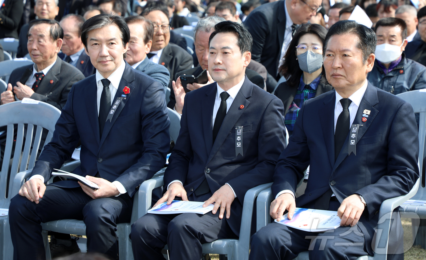 (제주=뉴스1) 오미란 기자 = 조국 조국혁신당 대표(왼쪽부터), 장동혁 국민의힘 대표, 정청래 더불어민주당 대표가 3일 오전 제주4·3평화공원에서 열린 제78주년 4·3 희생자 …