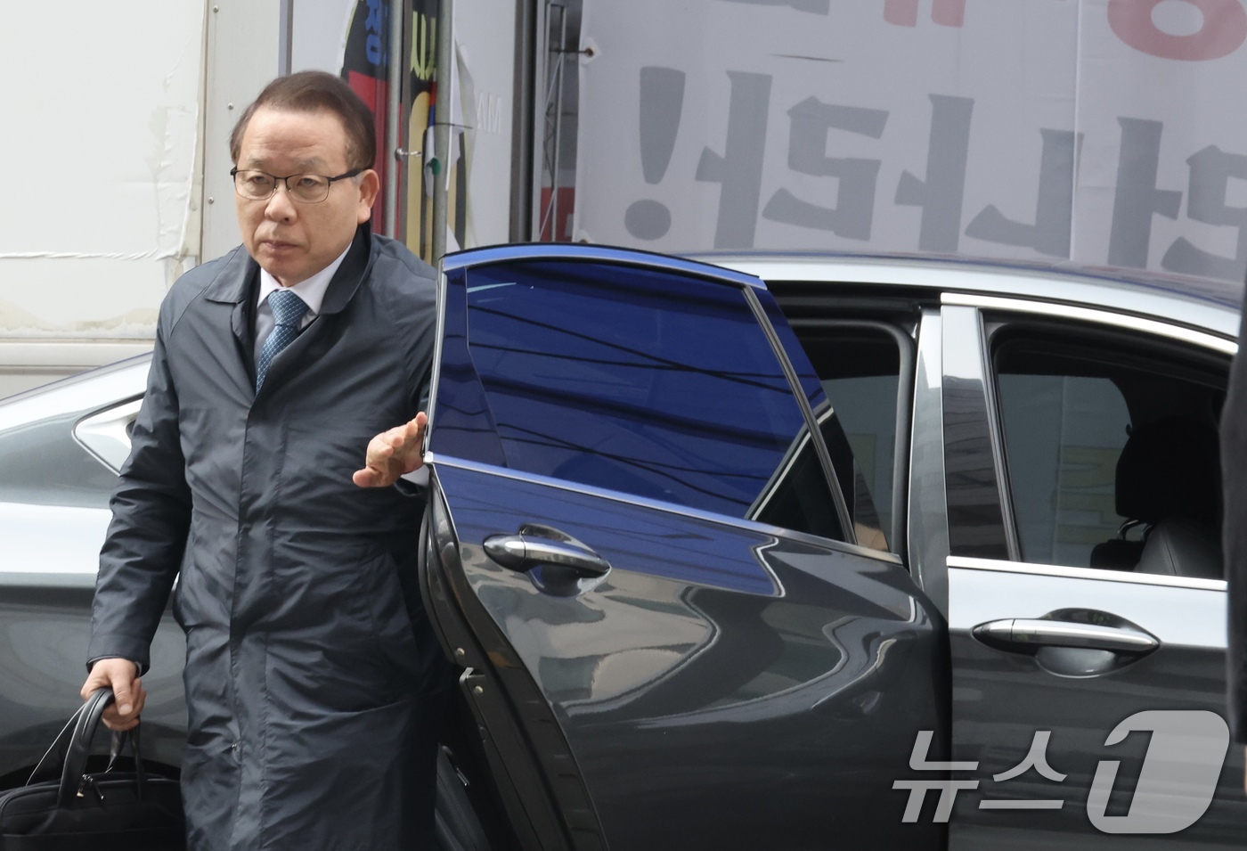 (서울=뉴스1) 이승배 기자 = 김이수 더불어민주당 공천관리위원장이 3일 서울 여의도 중앙당사에 도착해 차량에서 내리고 있다. (공동취재)2026.4.3/뉴스1