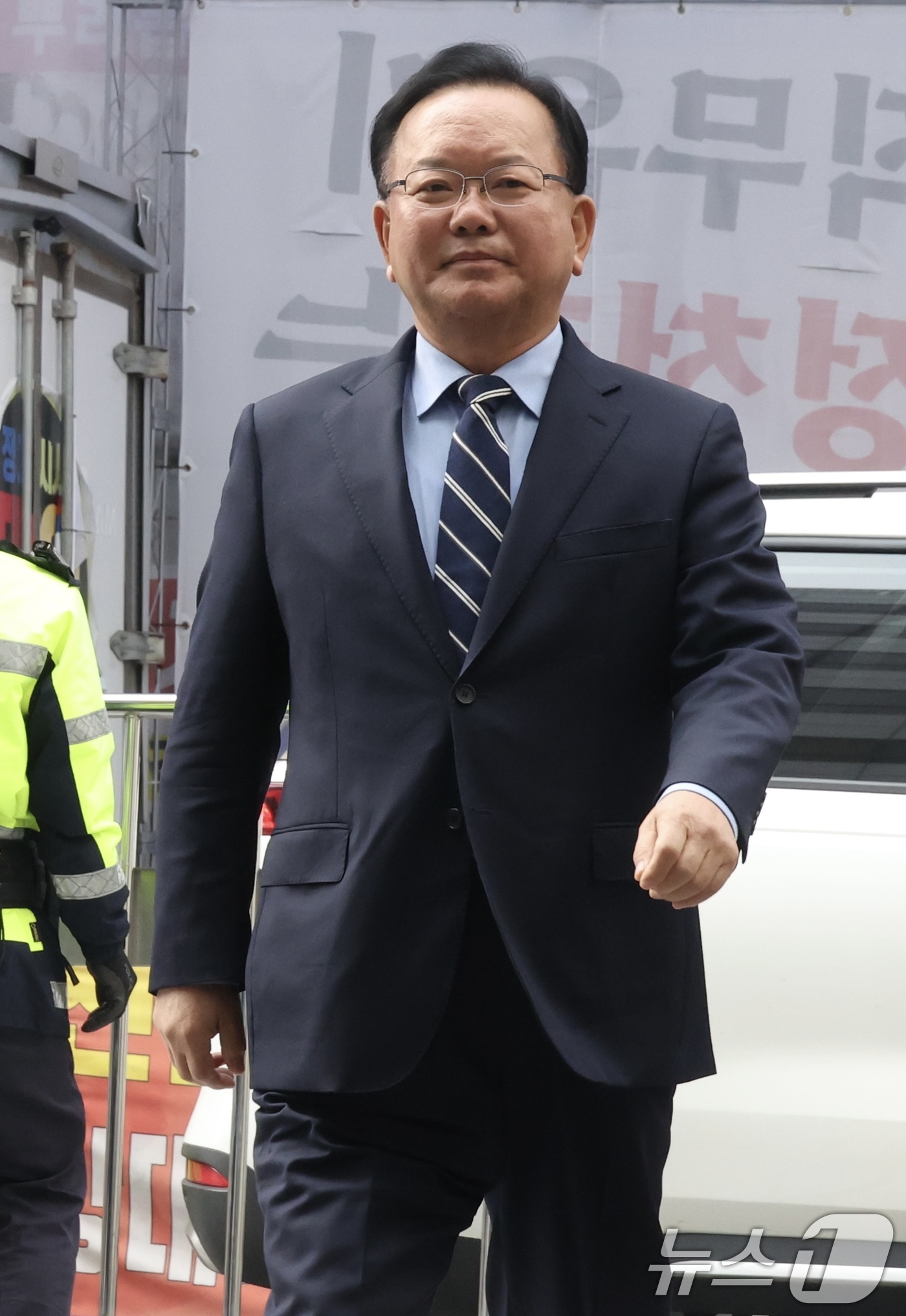 (서울=뉴스1) 이승배 기자 = 대구시장 출마를 선언한 김부겸 전 국무총리가 3일 오전 후보자 면접을 보기 위해 서울 여의도 더불어민주당 중앙당사에서 들어서고 있다. (공동취재) …