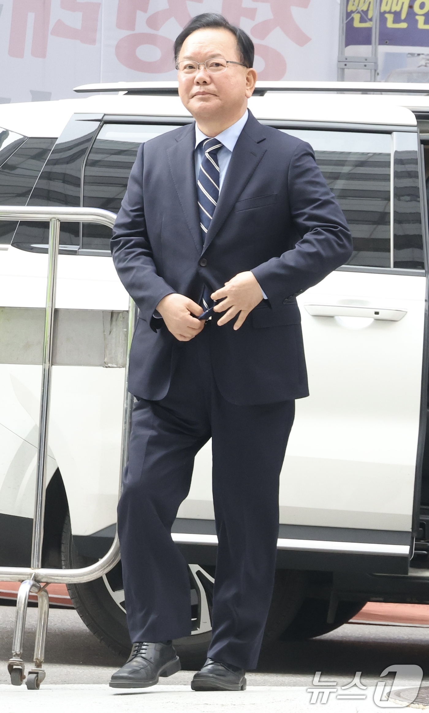 (서울=뉴스1) 이승배 기자 = 대구시장 출마를 선언한 김부겸 전 국무총리가 3일 오전 후보자 면접을 보기 위해 서울 여의도 더불어민주당 중앙당사에서 들어서고 있다. (공동취재) …