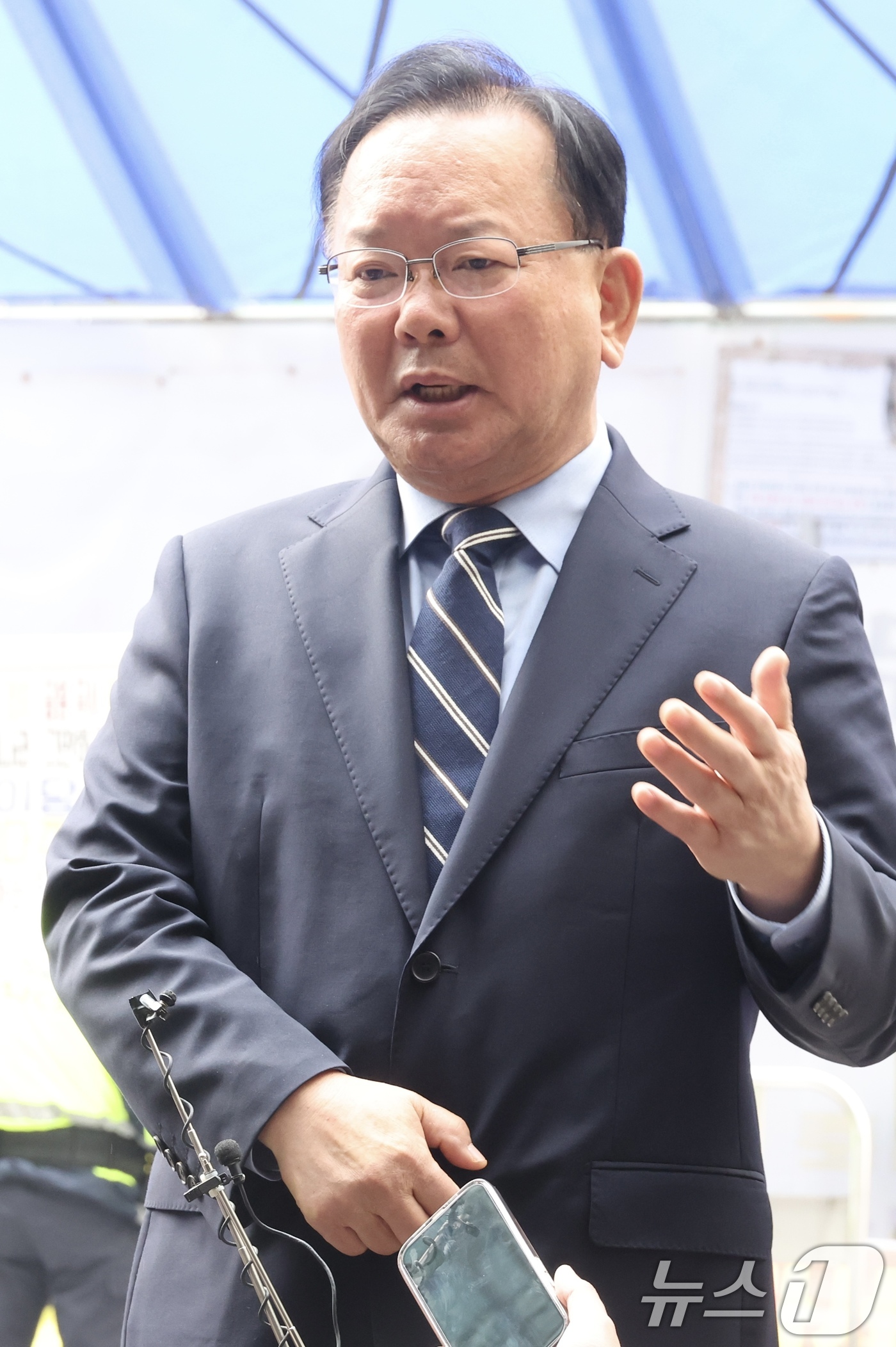 (서울=뉴스1) 이승배 기자 = 대구시장 출마를 선언한 김부겸 전 국무총리가 3일 오전 서울 여의도 더불어민주당 중앙당사에서 후보자 면접을 보기 전 취재진 질문에 답변하고 있다. …