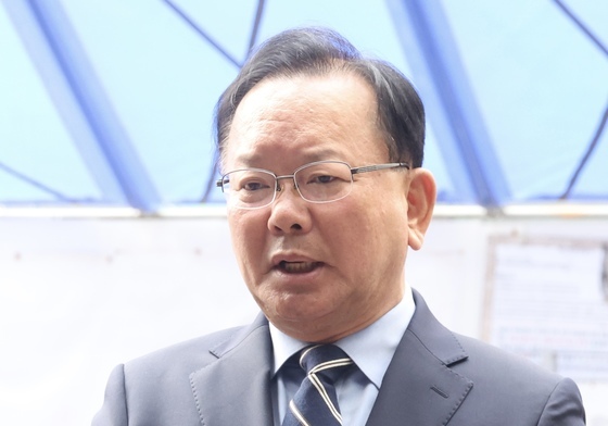 취재진 질문에 답하는 김부겸 예비후보