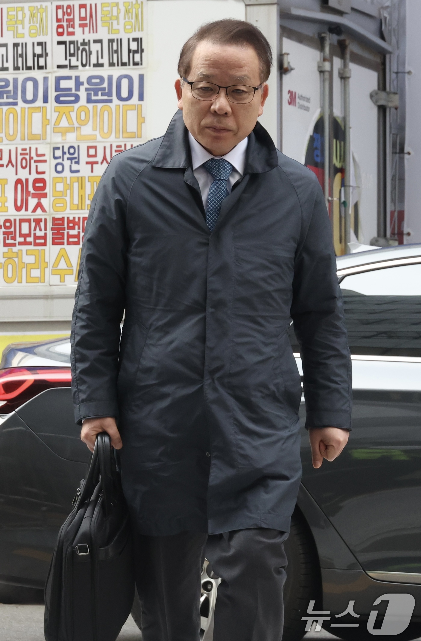 (서울=뉴스1) 이승배 기자 = 김이수 더불어민주당 공천관리위원장이 3일 서울 여의도 중앙당사로 들어가고 있다. (공동취재)2026.4.3/뉴스1