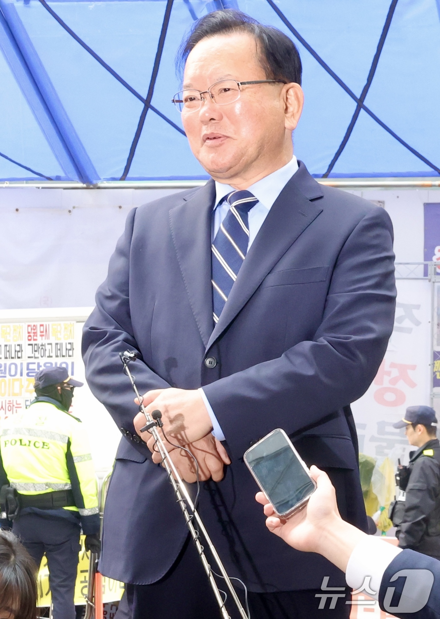 (서울=뉴스1) 이승배 기자 = 대구시장 출마를 선언한 김부겸 전 국무총리가 3일 오전 서울 여의도 더불어민주당 중앙당사에서 후보자 면접을 보기 전 취재진 질문에 답변하고 있다. …