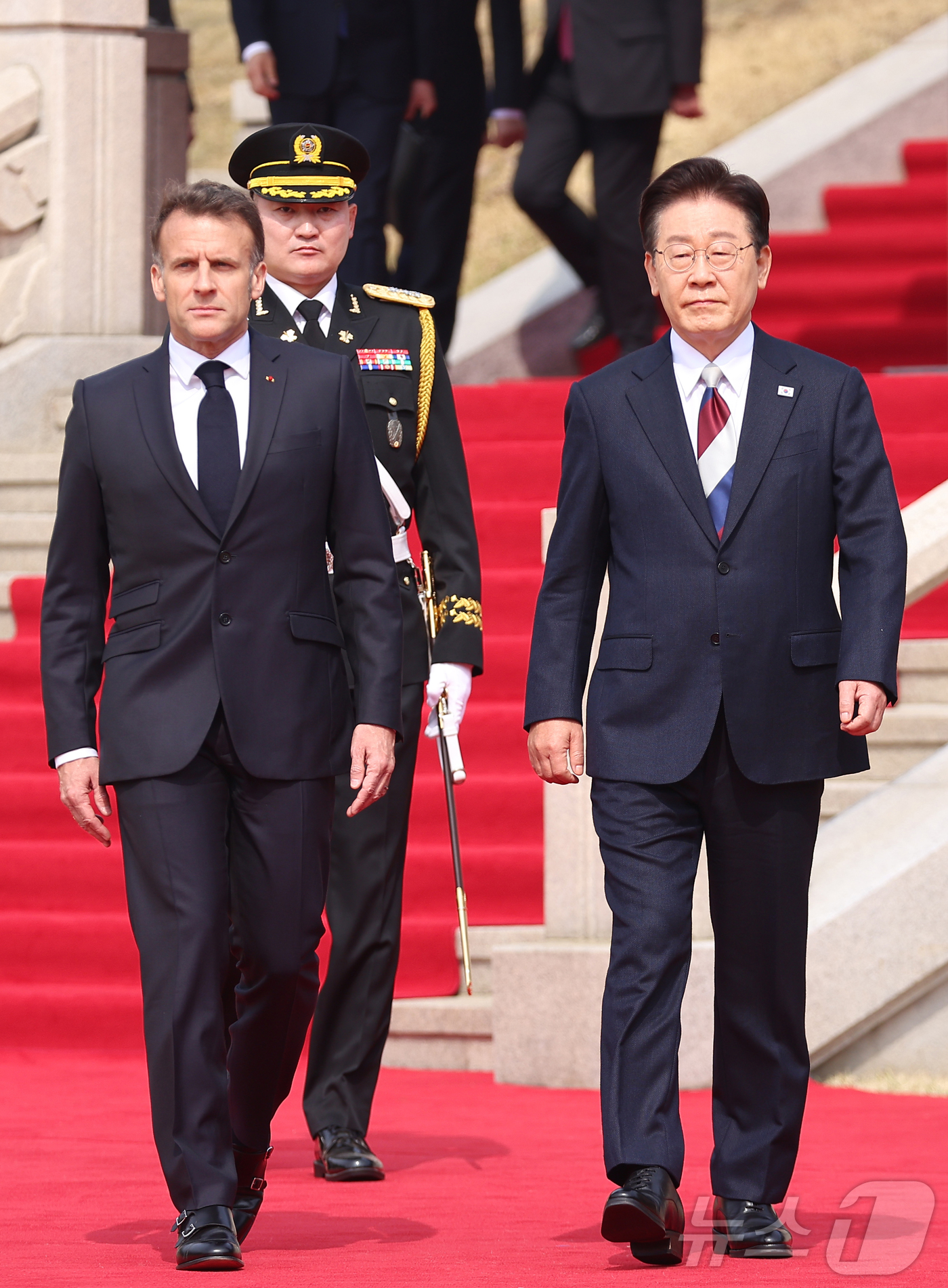 (서울=뉴스1) 허경 기자 = 이재명 대통령이 3일 청와대에서 국빈 방한한 에마뉘엘 마크롱 프랑스 대통령을 영접하고 있다. 2026.4.3/뉴스1