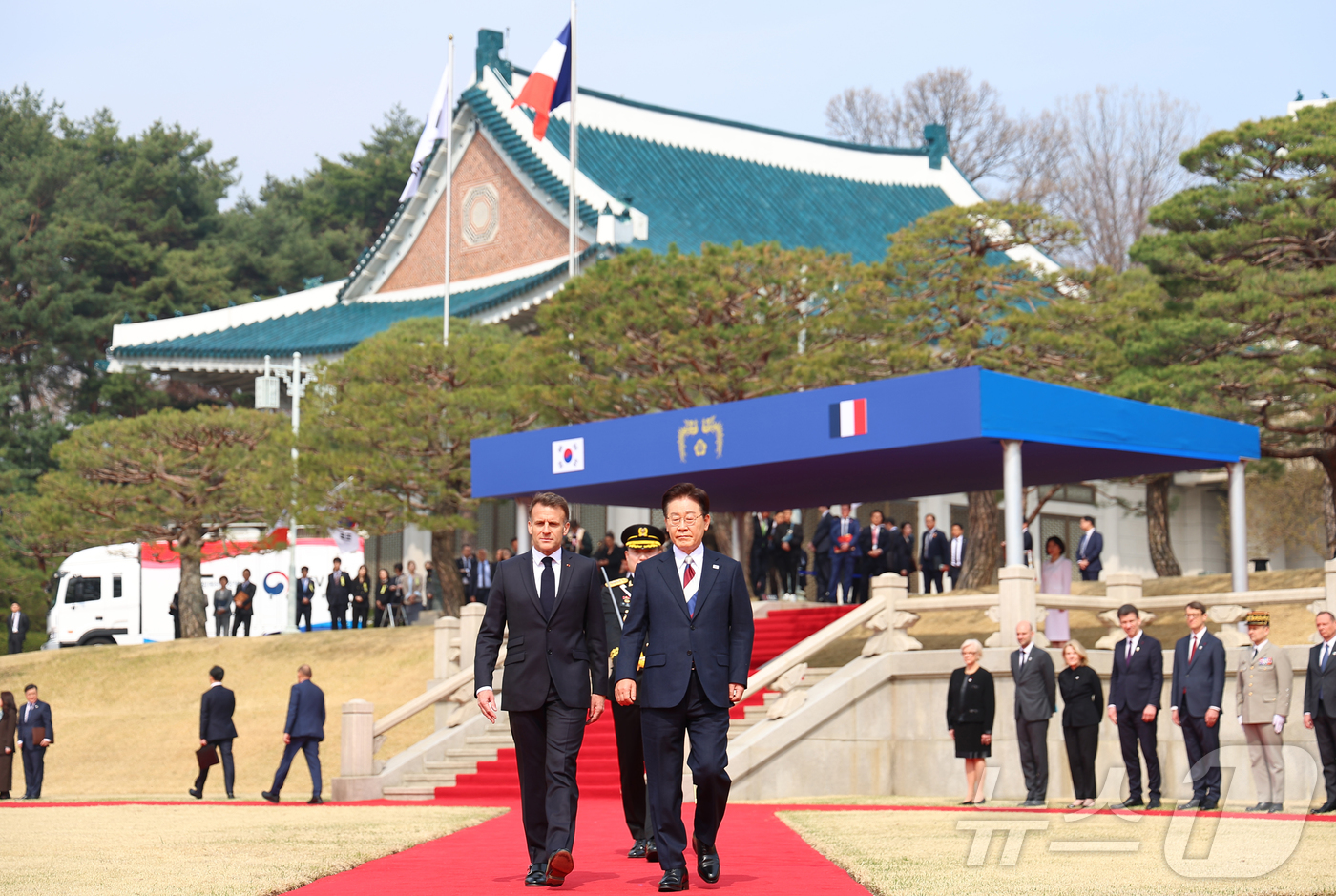 (서울=뉴스1) 허경 기자 = 이재명 대통령이 3일 청와대에서 국빈 방한한 에마뉘엘 마크롱 프랑스 대통령을 영접하고 있다. 2026.4.3/뉴스1