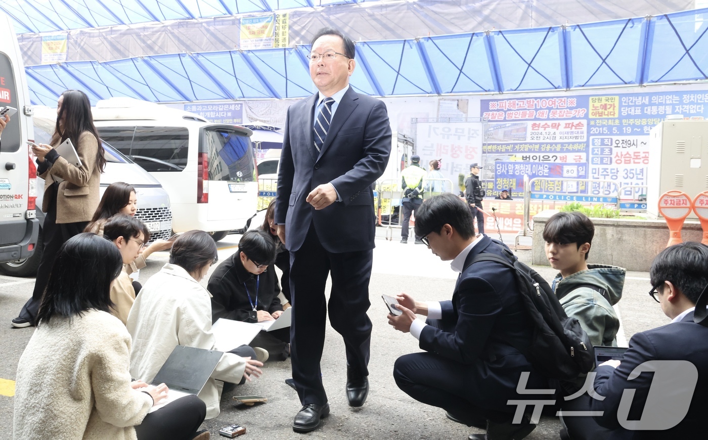 (서울=뉴스1) 이승배 기자 = 대구시장 출마를 선언한 김부겸 전 국무총리가 3일 오전 후보자 면접을 보기 위해 서울 여의도 더불어민주당 중앙당사에서 들어서고 있다. (공동취재) …