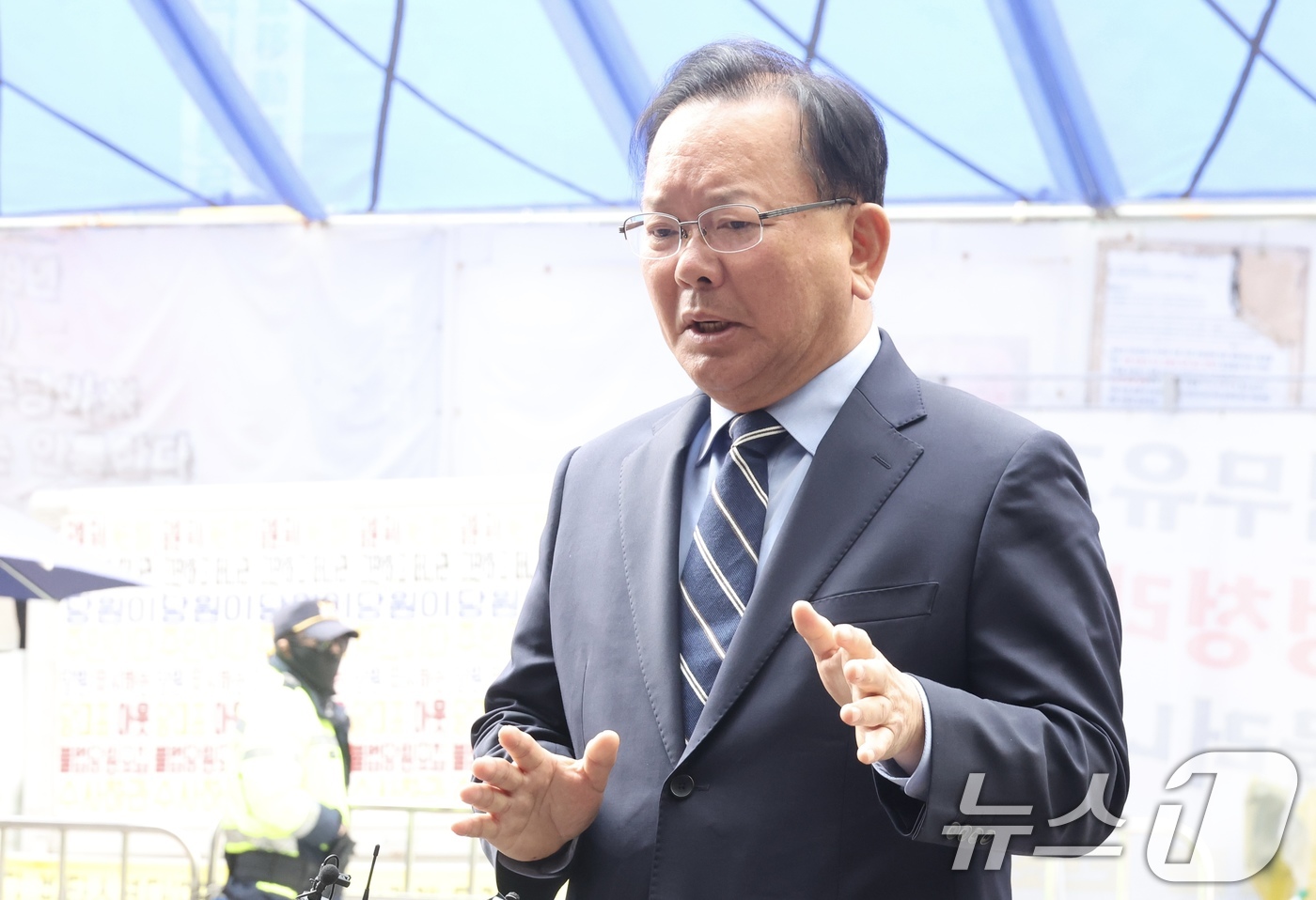 (서울=뉴스1) 이승배 기자 = 대구시장 출마를 선언한 김부겸 전 국무총리가 3일 오전 서울 여의도 더불어민주당 중앙당사에서 후보자 면접을 보기 전 취재진 질문에 답변하고 있다. …